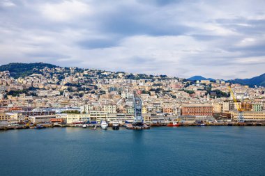 Deniz manzaralı Cenova Cenova şehir ve liman limanı manzarası ve yatlar, gemiler. İtalya'nın Liguria bölgesi. Yüksek açıdan bulutlu bir günde
