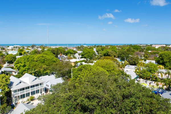 Key West şehir merkezinde tarihi ve popüler merkezi ve Duval Street. Florida, Amerika Birleşik Devletleri'nde güzel küçük bir kasaba. Renkli evler ile. — Stok fotoğraf