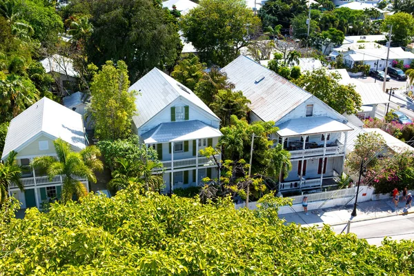 Den historiska och populära centrum och Duval Street i centrala Key West. Vacker liten stad i Florida, Amerikas förenta stater. Med färgglada hus. — Stockfoto