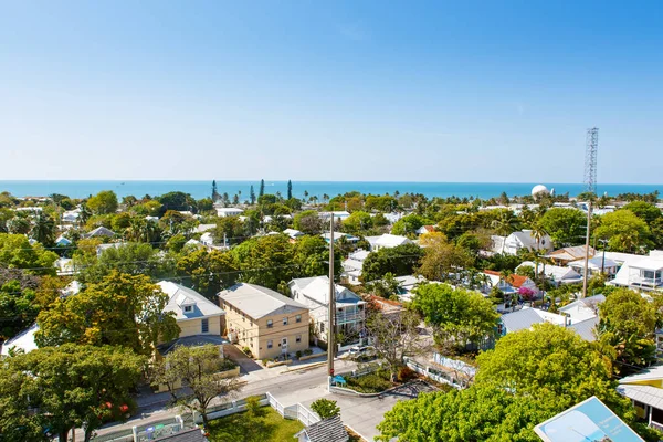 O centro histórico e popular e Duval Street no centro de Key West. Linda cidade pequena na Flórida, Estados Unidos da América. Com casas coloridas . — Fotografia de Stock