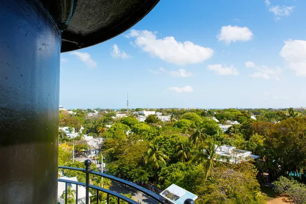 El centro histórico y popular y la calle Duval en el centro de Key West. Hermoso pequeño pueblo en Florida, Estados Unidos de América. Con casas coloridas . — Foto de Stock