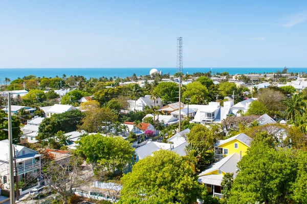 Han historiska och populära centrum och Duval Street i centrala Key West. Vacker liten stad i Florida, Amerikas förenta stater. Med färgglada hus. — Stockfoto