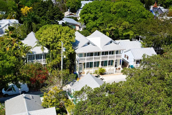 Den historiska och populära centrum och Duval Street i centrala Key West. Vacker liten stad i Florida, Amerikas förenta stater. Med färgglada hus. — Stockfoto