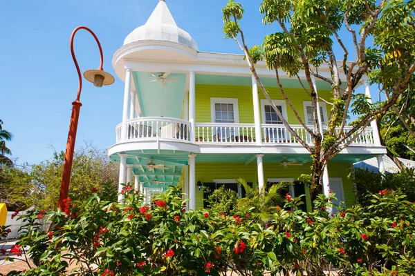 Ele centro histórico e popular e Duval Street no centro de Key West. Linda cidade pequena na Flórida, Estados Unidos da América. Com casas coloridas . — Fotografia de Stock