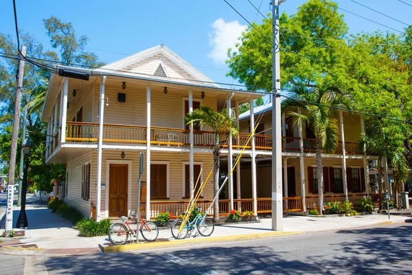 Ele centro histórico e popular e Duval Street no centro de Key West. Linda cidade pequena na Flórida, Estados Unidos da América. Com casas coloridas . — Fotografia de Stock