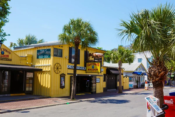 KEY WEST, FLORIDA USA - 13 DE ABRIL DE 2016: El centro histórico y popular y la calle Duval en el centro de Key West. Hermosa ciudad pequeña en Florida, Estados Unidos de América — Foto de Stock