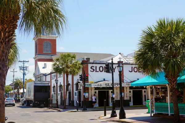 KEY WEST, FLORIDA USA - 13 DE ABRIL DE 2016: El centro histórico y popular y la calle Duval en el centro de Key West. Hermosa ciudad pequeña en Florida, Estados Unidos de América — Foto de Stock