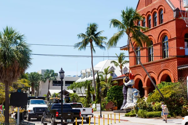 KEY WEST, FLORIDA USA - 13 DE ABRIL DE 2016: El centro histórico y popular y la calle Duval en el centro de Key West. Hermosa ciudad pequeña en Florida, Estados Unidos de América — Foto de Stock