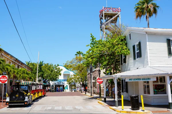 KEY WEST, FLORIDA USA - 13 DE ABRIL DE 2016: El centro histórico y popular y la calle Duval en el centro de Key West. Hermosa ciudad pequeña en Florida, Estados Unidos de América — Foto de Stock