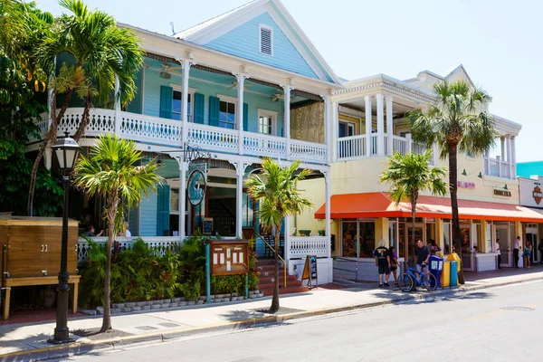 KEY WEST, FLORIDA USA - 13 DE ABRIL DE 2016: El centro histórico y popular y la calle Duval en el centro de Key West. Hermosa ciudad pequeña en Florida, Estados Unidos de América —  Fotos de Stock