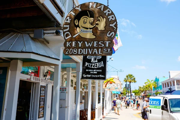 Key West, Φλόριντα USA-13 Απριλίου 2016: το ιστορικό και δημοφιλές κέντρο και η οδός Ντυβάλ στο κέντρο του Key West. Όμορφη μικρή πόλη στη Φλόριντα, Ηνωμένες Πολιτείες — Φωτογραφία Αρχείου