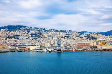 Deniz manzaralı Cenova Cenova şehir ve liman limanı manzarası ve yatlar, gemiler. İtalya'nın Liguria bölgesi. Yüksek açıdan bulutlu bir günde