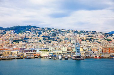 Deniz manzaralı Cenova Cenova şehir ve liman limanı manzarası ve yatlar, gemiler. İtalya'nın Liguria bölgesi. Yüksek açıdan bulutlu bir günde