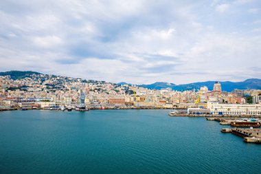 Deniz manzaralı Cenova Cenova şehir ve liman limanı manzarası ve yatlar, gemiler. İtalya'nın Liguria bölgesi. Yüksek açıdan bulutlu bir günde