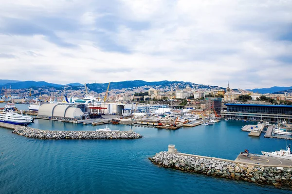 Vista de Génova Génova ciudad y puerto con vistas al mar y yates, barcos. Liguria región de Italia. En día nublado desde ángulo alto — Foto de Stock