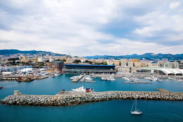 Vista de Génova Génova ciudad y puerto con vistas al mar y yates, barcos. Liguria región de Italia. En día nublado desde ángulo alto — Foto de Stock