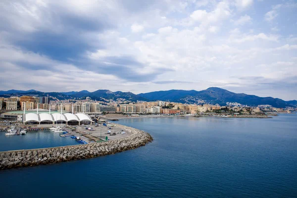 Vista de Génova Génova ciudad y puerto con vistas al mar y yates, barcos. Liguria región de Italia. En día nublado desde ángulo alto — Foto de Stock