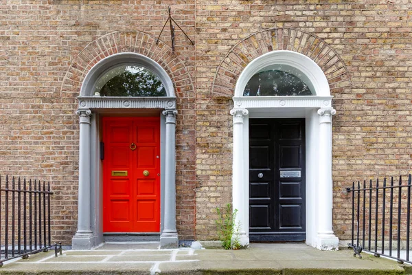 Dublin, İrlanda 'da renkli Gürcü kapıları. İngiltere Kralı George 'un İrlanda' nın Dublin kentindeki yasal saltanatını protesto etmek için farklı renklere boyanmış tarihi kapılar. — Stok fotoğraf