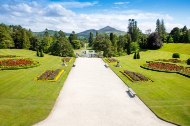 Powerscourt Garden'daki Powerscourt Binası. Panoramik manzara. Enniskerry, İrlanda'nın önde gelen turizm merkezlerinden biri