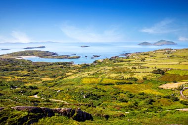 Kerry, İrlanda güzel Ring plaj, tepeler ve Atlantik Okyanusu Manzara. Birçok turist için seyahat hedef