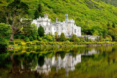 Connemara, County Galway, İrlanda, Avrupa su yansımaları ile Kylemore Abbey. Benedictine manastırı 1920 yılında Kylemore Kalesi'nin arazisinde kurulmuştur. Mainistir na Coille Moire