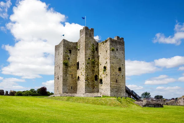 A panorámás kilátás nyílik Trim kastély Megyei Meath a folyó Boyne, Írország. Ez Írország legnagyobb angol-normann kastélya. — Stock Fotó