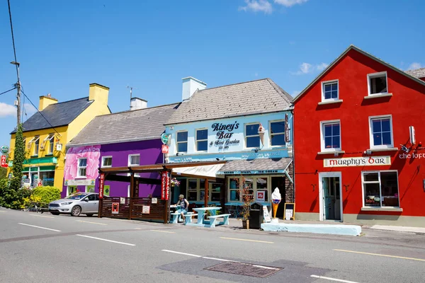 Eyeries, Ierland-14 juli 2019: kleurrijke huizen in Eyeries, kleine stad op ring of Kerry, de beroemde Atlantische weg in Ierland. — Stockfoto