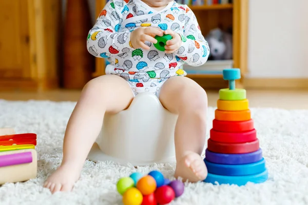Szekrény aranyos kis 12 hónapos csecsemő kislány gyermek ül bilire. — Stock Fotó