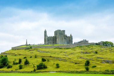 Cashel Kayası. İrlandalı Cashel Kings ve St Patricks Rock, Cashel, County Tipperary bulunan tarihi bir site.