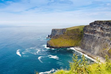 Muhteşem Moher Kayalıkları County Clare, İrlanda Burren bölgenin güneybatı kenarında bulunan deniz kayalıkları vardır. Vahşi Atlantik yolu