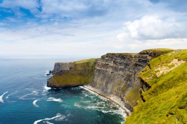 Muhteşem Moher Kayalıkları County Clare, İrlanda Burren bölgenin güneybatı kenarında bulunan deniz kayalıkları vardır. Vahşi Atlantik yolu