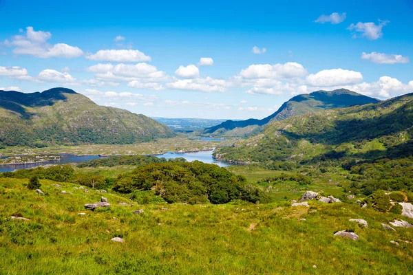 Paisaje de Ladys vista, Parque Nacional Killarney en Irlanda. El famoso "Ladies View", Anillo de Kerry, uno de los mejores panoramas en Irlanda — Foto de Stock