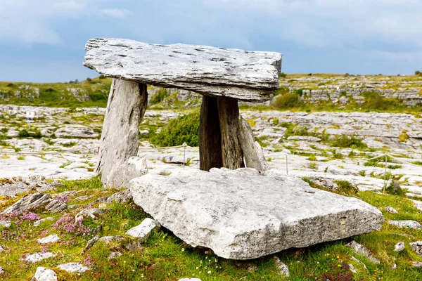 Poulnabrone Dolmen en Irlanda, Reino Unido. en Burren, condado de Clare. Periodo del Neolítico con un paisaje espectacular. Expuesto kárstico roca caliza en el Parque Nacional de Burren. Naturaleza irlandesa áspera . — Foto de Stock