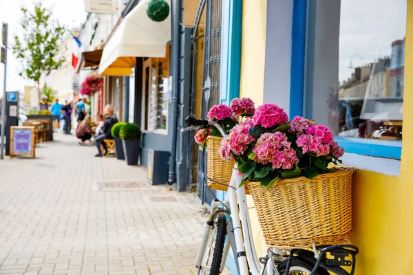 Ehrfürchtig und bunte straßen von clifden, connemara, irland. Bunte Häuser, Fenster mit Blumen. — Stockfoto