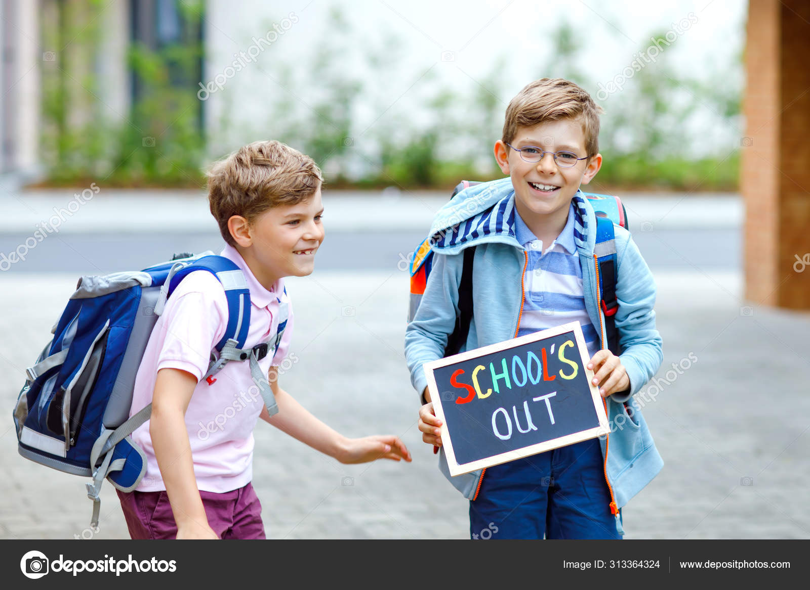 Deux petits garçons avec sac à dos ou sacoche. Des écoliers en route pour  l'école.