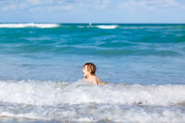ocean Beach Florida eğleniyor küçük sarışın çocuk çocuk