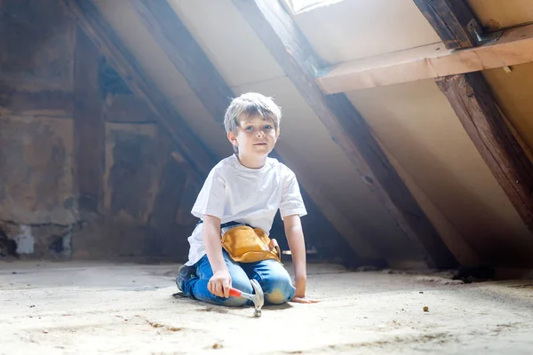 Niño pequeño ayudando con herramientas de juguete en el sitio de construciton . — Foto de Stock