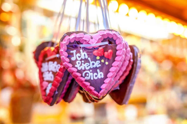 Pepparkakshjärtan på tyska julmarknad. Nürnberg, München, Fulda, Berlin, Hamburg Xmas marknaden i Tyskland. I tyska språket jag älskar dig. — Stockfoto