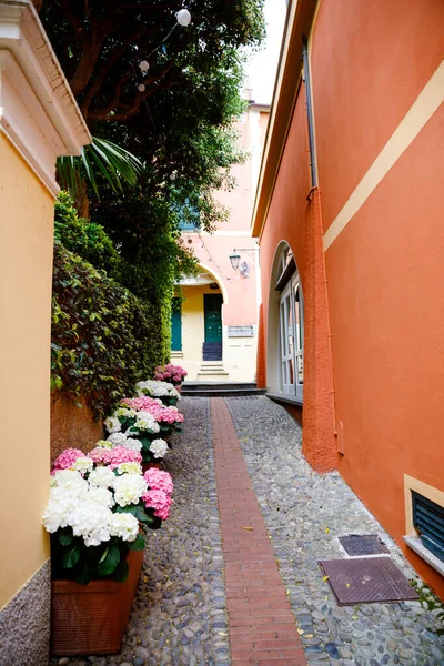 Riomaggiore, Liguria, Italia pueblo de pescadores, casas coloridas en un día soleado y cálido. Monterosso al Mare, Vernazza, Corniglia, Manarola y Riomaggiore, Parque Nacional Cinque Terre Patrimonio de la Humanidad UNESCO — Foto de Stock