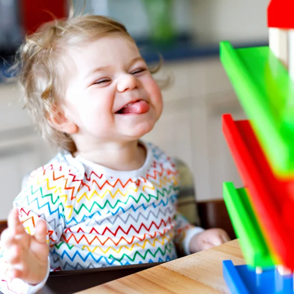 Adorabile carino bella bambina che gioca con i giocattoli educativi a casa o vivaio. Buon bambino sano divertirsi con pista di palla giocattolo in legno colorato. Bambino imparare a tenere e rotolare palla . — Foto Stock