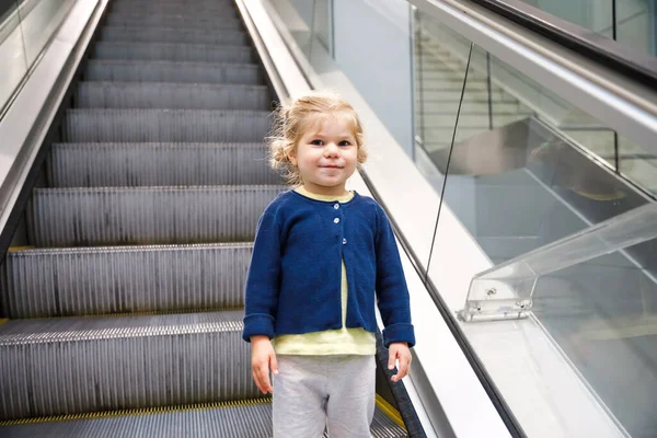 Uma menina adorável no aeroporto. Criança encantadora caminhando até o portão e saindo de férias em família de avião. Criança feliz positiva . — Fotografia de Stock