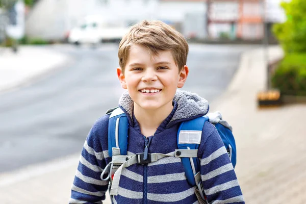 Šťastný chlapeček s batohem nebo taškou. Školák je na cestě na základní školu. Zdravé rozkošné dítě venku. Zpátky do školy po karanténě z korony a kovid 19 pandemické nemoci — Stock fotografie