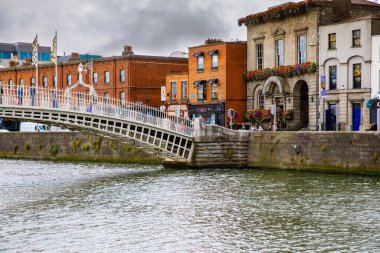 Dublin, İrlanda - 1 Temmuz 2019 Dublin 'deki HaPenny Köprüsü, ünlü turistik mekan. Liffey nehrinin üzerinde yarım peni. İrlanda başkentinin merkezi.