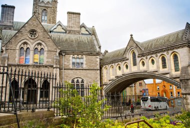DUBLIN, IRELAND - 1 Temmuz 2019: Christ Church Cathedral of Holy Trinity, Dublin ve Glendalough Birleşik Piskoposluğu ve Dublin ve Cashel eyaletlerinin katedrali.