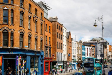 DUBLIN, İrlanda - 1 Temmuz 2019 Dublin Caddesi, İrlanda 'nın ünlü turistik merkezi, İrlanda başkenti.
