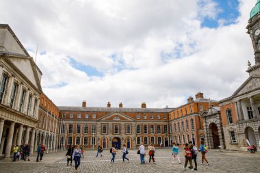 DUBLIN, İrlanda - 1 Temmuz 2019 Dublin Caddesi, İrlanda 'nın ünlü turistik merkezi, İrlanda başkenti.