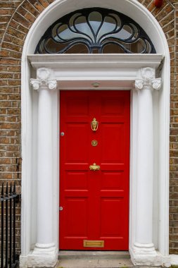 Dublin, İrlanda 'da renkli Gürcü kapıları. İngiltere Kralı George 'un İrlanda' nın Dublin kentindeki yasal saltanatını protesto etmek için farklı renklere boyanmış tarihi kapılar.