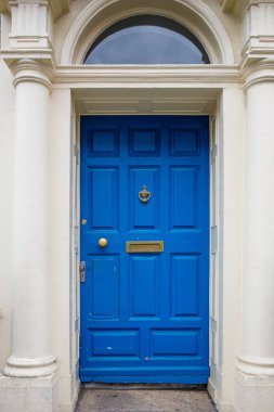 Dublin, İrlanda 'da renkli Gürcü kapıları. İngiltere Kralı George 'un İrlanda' nın Dublin kentindeki yasal saltanatını protesto etmek için farklı renklere boyanmış tarihi kapılar.