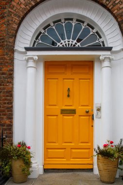 Dublin, İrlanda 'da renkli Gürcü kapıları. İngiltere Kralı George 'un İrlanda' nın Dublin kentindeki yasal saltanatını protesto etmek için farklı renklere boyanmış tarihi kapılar.