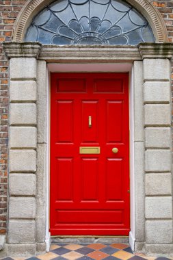 Dublin, İrlanda 'da renkli Gürcü kapıları. İngiltere Kralı George 'un İrlanda' nın Dublin kentindeki yasal saltanatını protesto etmek için farklı renklere boyanmış tarihi kapılar.